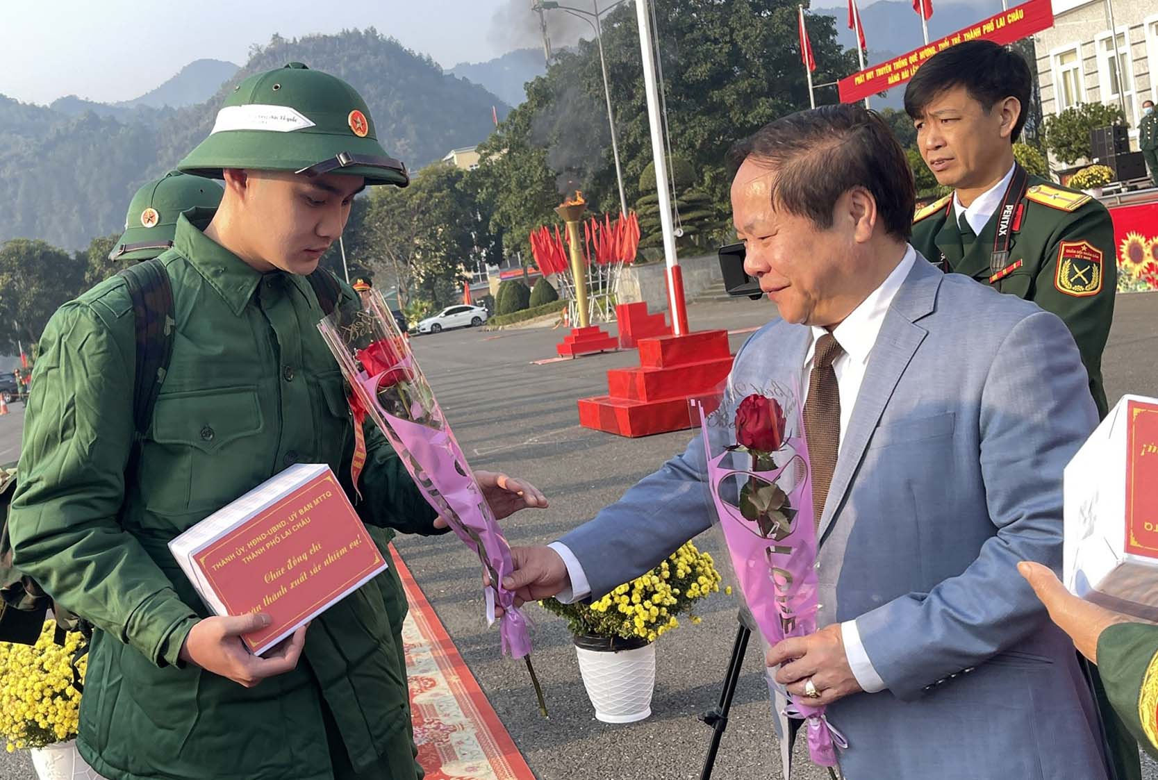 Tân binh nô nức lên đường nhập ngũ